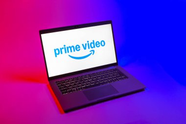 Prag, Çek Cumhuriyeti - 08 12 2025: Prime video logosunu gösteren tek bir arkaplanda dizüstü bilgisayarın yukarıdan görünüşü. Asal video, filmler ve TV programları için bir yayın platformudur..