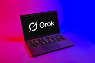 Prag, Çek Cumhuriyeti - 08 12 2025: Grok logosunu gösteren bir dizüstü bilgisayarın tepeden aşağı görüntüsü. Grok metin oluşturma ve analiz için bir yapay zeka asistanıdır.