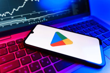 Prag, Çek Cumhuriyeti - 09 02 2025: Google Play logosunu gösteren dizüstü bilgisayarlı telefon. Google Play uygulamaları, oyunları ve dijital içeriği indirmek için bir platformdur.