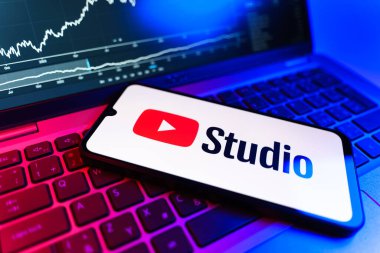 Prag, Çek Cumhuriyeti - 09 02 2025: Youtube Studio logosunu gösteren dizüstü bilgisayarlı telefon. Youtube Studio YouTube kanallarını yönetmek ve analiz etmek için bir platformdur.