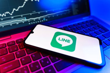 Prag, Çek Cumhuriyeti - 09 02 2025: telefon bilgisayarda ve hisse senedi çizelgesi logesini gösteriyor. Line aramalar, mesajlar ve çokluortam paylaşımı için bir mesajlaşma uygulamasıdır.