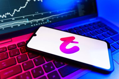 Prag, Çek Cumhuriyeti - 09 02 2025: Tango logosunu gösteren dizüstü bilgisayarlı telefon. Tango, görüntülü aramalar, mesajlar ve canlı yayınlar için sosyal bir uygulama..