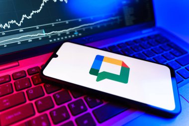 Prag, Çek Cumhuriyeti - 09 02 2025: Google Chat logosunu gösteren dizüstü bilgisayarlı telefon. Google Chat mesajlaşma ve takım işbirliği için bir platformdur.