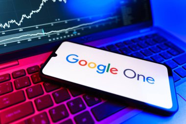 Prag, Çek Cumhuriyeti - 09 02 2025: Google One logosunu gösteren dizüstü bilgisayarlı telefon. Google 1 bulut depolama ve abonelik hizmetleri için bir platformdur.