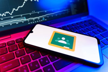 Prag, Çek Cumhuriyeti - 09 02 2025: Google Sınıfı logosunu gösteren dizüstü bilgisayarlı telefon. Google Sınıfı, sınıfları ve eğitim içeriğini yönetmek için bir platformdur.