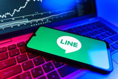 Prag, Çek Cumhuriyeti - 09 02 2025: telefon bilgisayarda ve hisse senedi çizelgesi logesini gösteriyor. Line aramalar, mesajlar ve çokluortam paylaşımı için bir mesajlaşma uygulamasıdır.