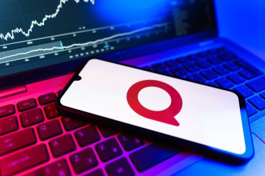 Prag, Çek Cumhuriyeti - 09 02 2025: telefon bilgisayarda Quora logosunu gösteriyor. Quora soru sormak ve bilgi paylaşmak için bir platformdur..