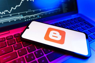 Prag, Çek Cumhuriyeti - 09 02 2025: Blog logosunu gösteren dizüstü bilgisayarlı telefon. Blogger blog oluşturma ve yayınlama için bir platformdur.
