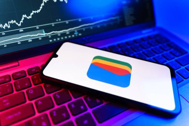 Prag, Çek Cumhuriyeti - 09 02 2025: Google Cüzdan logosunu gösteren dizüstü bilgisayarlı telefon. Google Cüzdanı dijital ödeme yöntemlerini depolamak ve kullanmak için bir platformdur.