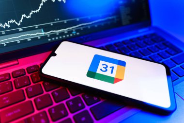 Prag, Çek Cumhuriyeti - 09 02 2025: Google Takvim logosunu gösteren dizüstü bilgisayarlı telefon. Google Takvimi olayları zamanlamak ve yönetmek için bir platformdur.