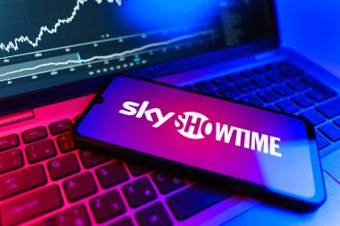 Prag, Çek Cumhuriyeti - 09 02 2025, SkyShowtime logosunu gösteren dizüstü bilgisayarlı telefon. SkyShowtime, sinema ve televizyon dizileri için bir yayın platformudur..