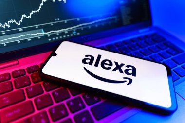 Prag, Çek Cumhuriyeti - 09 02 2025, dizüstü bilgisayarda Alexa 'nın logosu görünüyor. Alexa akıllı aygıtlar ve servisler için ses asistanıdır.