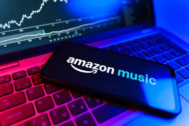 Prag, Çek Cumhuriyeti - 09 02 2025: Amazon Müzik logosunu gösteren dizüstü bilgisayarlı telefon. Amazon Müzik müzik müzik için bir platformdur..