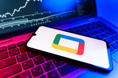 Prag, Çek Cumhuriyeti - 09 02 2025: Google TV logosunu gösteren dizüstü bilgisayarlı telefon. Google TV film, program ve uygulamalar için bir platformdur..