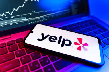 Prag, Çek Cumhuriyeti - 09 02 2025: telefondan Yelp logosu görünüyor. Yelp yerel işletmeleri bulmak ve incelemek için bir platformdur.