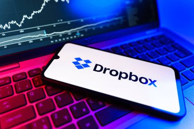 Prag, Çek Cumhuriyeti - 09 02 2025: Dropbox logosunu gösteren dizüstü bilgisayarlı telefon. Dropbox bulut depolama ve dosya paylaşımı için bir platformdur.