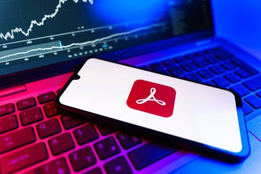 Prag, Çek Cumhuriyeti - 09 02 2025: Telefondan Acrobat Reader logosu görünüyor. Acrobat Reader, PDF belgelerini görüntülemek ve yönetmek için bir platformdur.