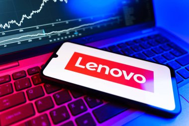 Prag, Çek Cumhuriyeti - 09 02 2025: Bilgisayarda Lenovo logosunu gösteren bir dosya var. Lenovo bilgisayar ve elektronik üreten bir teknoloji şirketidir..
