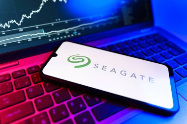 Prag, Çek Cumhuriyeti - 09 02 2025: Seagate logosunu gösteren dizüstü bilgisayarlı telefon. Seagate sabit disk ve depolama çözümleri üreten bir şirkettir..