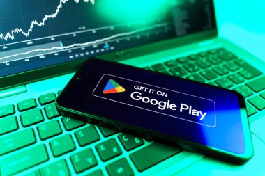 Prag, Çek Cumhuriyeti - 09 02 2025: Google Play logosunu gösteren dizüstü bilgisayarlı telefon. Google Play uygulamaları, oyunları ve dijital içeriği indirmek için bir platformdur.