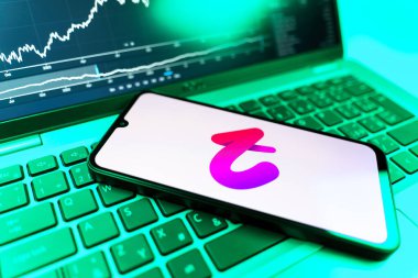 Prag, Çek Cumhuriyeti - 09 02 2025: Tango logosunu gösteren dizüstü bilgisayarlı telefon. Tango, görüntülü aramalar, mesajlar ve canlı yayınlar için sosyal bir uygulama..