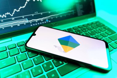 Prag, Çek Cumhuriyeti - 09 02 2025: Google Family Link logosunu gösteren dizüstü bilgisayarlı telefon. Google Family Link ebeveyn denetimi ve çocuk hesabı yönetimi için bir platformdur.