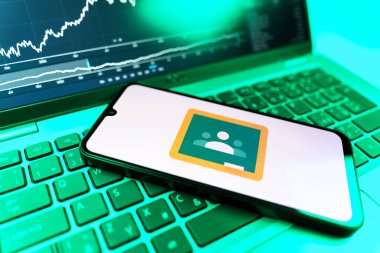 Prag, Çek Cumhuriyeti - 09 02 2025: Google Sınıfı logosunu gösteren dizüstü bilgisayarlı telefon. Google Sınıfı, sınıfları ve eğitim içeriğini yönetmek için bir platformdur.