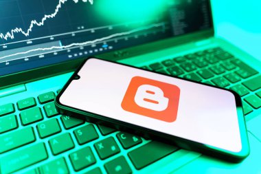 Prag, Çek Cumhuriyeti - 09 02 2025: Blog logosunu gösteren dizüstü bilgisayarlı telefon. Blogger blog oluşturma ve yayınlama için bir platformdur.