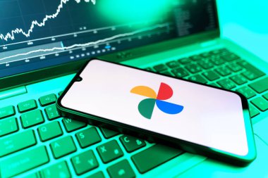 Prag, Çek Cumhuriyeti - 09 02 2025: Google Photos logosunu gösteren dizüstü bilgisayarlı telefon. Google Fotoğrafları fotoğraf ve videoları saklamak ve düzenlemek için bir platformdur.