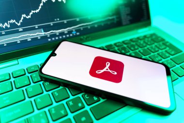 Prag, Çek Cumhuriyeti - 09 02 2025: Telefondan Acrobat Reader logosu görünüyor. Acrobat Reader, PDF belgelerini görüntülemek ve yönetmek için bir platformdur.