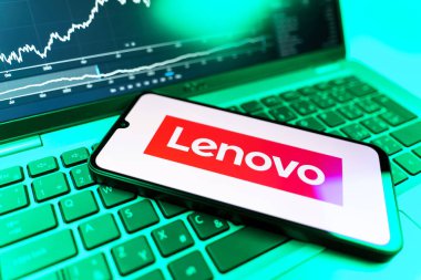 Prag, Çek Cumhuriyeti - 09 02 2025: Bilgisayarda Lenovo logosunu gösteren bir dosya var. Lenovo bilgisayar ve elektronik üreten bir teknoloji şirketidir..