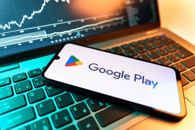 Prag, Çek Cumhuriyeti - 09 02 2025: Google Play logosunu gösteren dizüstü bilgisayarlı telefon. Google Play uygulamaları, oyunları ve dijital içeriği indirmek için bir platformdur.