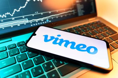 Prag, Çek Cumhuriyeti - 09 02 2025: Vimeo logosunu gösteren dizüstü bilgisayarlı telefon. Vimeo, yüksek kaliteli video sunucu ve paylaşımı için bir platformdur.
