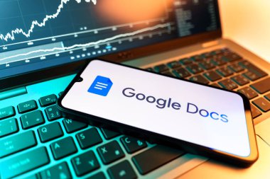 Prag, Çek Cumhuriyeti - 09 02 2025: Google Docs logosunu gösteren dizüstü bilgisayarlı telefon. Google Docs metin belgeleri oluşturmak ve düzenlemek için bir platformdur.