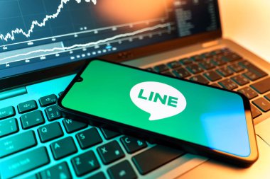 Prag, Çek Cumhuriyeti - 09 02 2025: telefon bilgisayarda ve hisse senedi çizelgesi logesini gösteriyor. Line aramalar, mesajlar ve çokluortam paylaşımı için bir mesajlaşma uygulamasıdır.