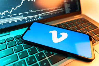 Prag, Çek Cumhuriyeti - 09 02 2025: Vimeo logosunu gösteren dizüstü bilgisayarlı telefon. Vimeo, yüksek kaliteli video sunucu ve paylaşımı için bir platformdur.