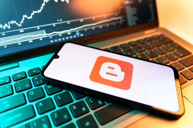Prag, Çek Cumhuriyeti - 09 02 2025: Blog logosunu gösteren dizüstü bilgisayarlı telefon. Blogger blog oluşturma ve yayınlama için bir platformdur.