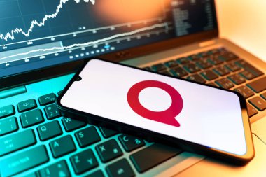 Prag, Çek Cumhuriyeti - 09 02 2025: telefon bilgisayarda Quora logosunu gösteriyor. Quora soru sormak ve bilgi paylaşmak için bir platformdur..