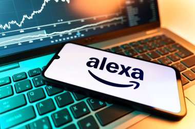 Prag, Çek Cumhuriyeti - 09 02 2025, dizüstü bilgisayarda Alexa 'nın logosu görünüyor. Alexa akıllı aygıtlar ve servisler için ses asistanıdır.