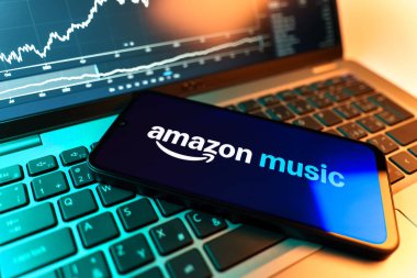 Prag, Çek Cumhuriyeti - 09 02 2025: Amazon Müzik logosunu gösteren dizüstü bilgisayarlı telefon. Amazon Müzik müzik müzik için bir platformdur..