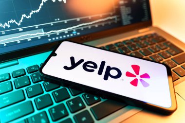 Prag, Çek Cumhuriyeti - 09 02 2025: telefondan Yelp logosu görünüyor. Yelp yerel işletmeleri bulmak ve incelemek için bir platformdur.