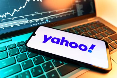 Prag, Çek Cumhuriyeti - 09 02 2025 Yahoo logosunu gösteren dizüstü bilgisayarlı telefon. Yahoo haber, e-posta ve internet hizmetleri için bir platformdur..