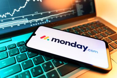 Prag, Çek Cumhuriyeti - 09 02 2025: Monday.com logosunu gösteren dizüstü bilgisayarlı telefon. Monday.com proje yönetimi ve takım işbirliği için bir platformdur.