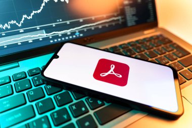 Prag, Çek Cumhuriyeti - 09 02 2025: Telefondan Acrobat Reader logosu görünüyor. Acrobat Reader, PDF belgelerini görüntülemek ve yönetmek için bir platformdur.