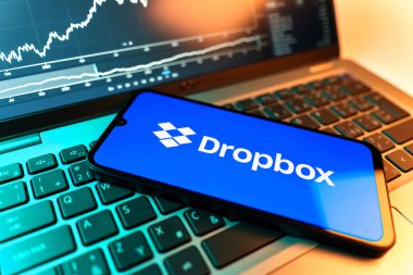 Prag, Çek Cumhuriyeti - 09 02 2025: Dropbox logosunu gösteren dizüstü bilgisayarlı telefon. Dropbox bulut depolama ve dosya paylaşımı için bir platformdur.