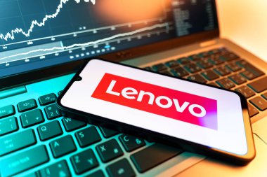 Prag, Çek Cumhuriyeti - 09 02 2025: Bilgisayarda Lenovo logosunu gösteren bir dosya var. Lenovo bilgisayar ve elektronik üreten bir teknoloji şirketidir..