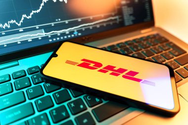 Prag, Çek Cumhuriyeti - 09 02 2025: DHL logosunu gösteren dizüstü bilgisayarlı telefon. DHL uluslararası nakliye hizmeti sunan bir lojistik şirketidir..