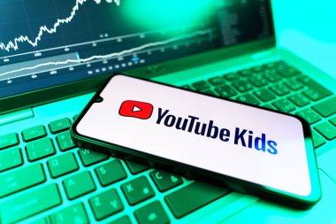 Prag, Çek Cumhuriyeti - 09 02 2025: Youtube Kids logosunu gösteren dizüstü bilgisayarlı telefon. Youtube Kids çocuk dostu video içeriği için bir platformdur.