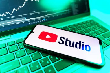 Prag, Çek Cumhuriyeti - 09 02 2025: Youtube Studio logosunu gösteren dizüstü bilgisayarlı telefon. Youtube Studio YouTube kanallarını yönetmek ve analiz etmek için bir platformdur.