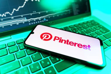 Prag, Çek Cumhuriyeti - 09 02 2025: Pinterest logosunu gösteren dizüstü bilgisayarlı telefon. Pinterest fikirleri görsel olarak keşfetmek ve kaydetmek için bir platformdur..